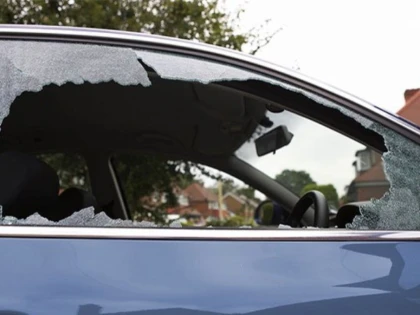 Șapte mașini au fost distruse pe o stradă din Arad, de un bărbat care a folosit pietre și gantere