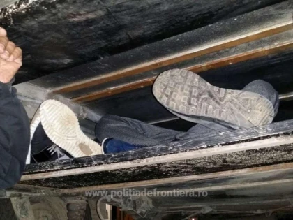 Şapte persoane au încercat să iasă din țară ascunse sub o remorcă