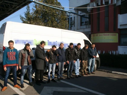 SAPTE SIRIENI SI UN IRAKIAN AU FOST PRINSI INTR-UN MICROBUZ, LA NADLAC (VIDEO)