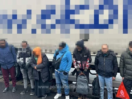Șaptesprezece cetăţeni străini, depistați ascunși în trei mijloace de transport la Nădlac II
