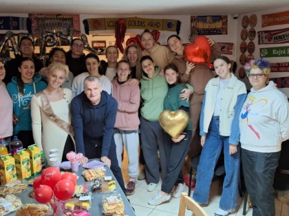 Sârboaica îndrăgostită de baschet și Arad trebuie să câștige meciul vieții! Echipa i-a pregătit o petrecere surpriză de ziua ei (FOTO)