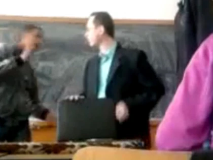 Șase ani și jumătate de închisoare pentru elevii sau părinții care lovesc profesorii
