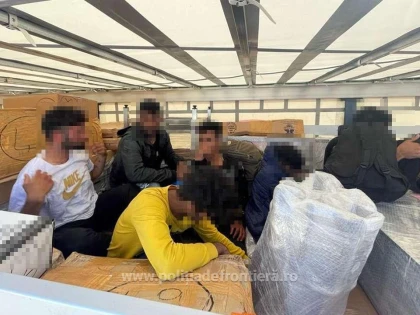 Şase bărbaţi din Pakistan intenţionau să ajungă ilegal în Spaţiul Schengen, ascunşi într-un TIR cu piese auto