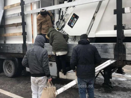 Şase cetăţeni din Siria şi Iran, ascunși într-un automarfar de un şofer turc, depistaţi în vama Nădlac 