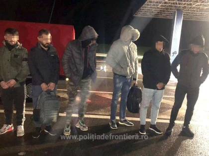 Şase cetățeni irakieni ascunși într-o autoutilitară, depistaţi de poliţiştii de frontieră arădeni
