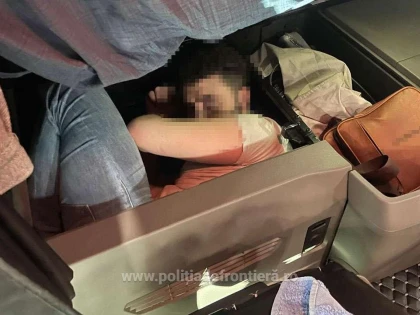 Șase cetăţeni străini au încercat să treacă ilegal frontiera, ascunși în automarfare