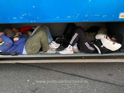 Șase cetățeni străini, depistaţi ascunşi într-un TIR cu mobilă, la Nădlac