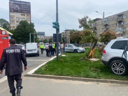 Șase mașini implicate într-un accident la Podgoria, iar o persoană este în stare critică