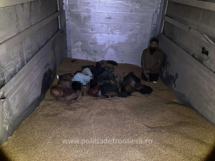 Șase refugiați au fost găsiți într-un TIR cu grâu, la Nădlac