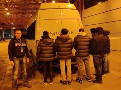 Șase refugiați, scoși din țară sub escortă de polițiștii arădeni de la Imigrări