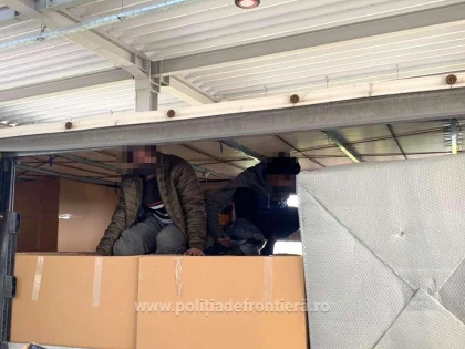 Șase sirieni și cinci afgani depistați la frontiera de vest