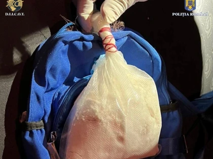 Șase traficanți de droguri au fost prinși în flagrant de polițiștii SCCO Arad