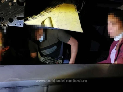Șase turci, prinși pe platforma  unui tren de marfă la P.T.F Curtici