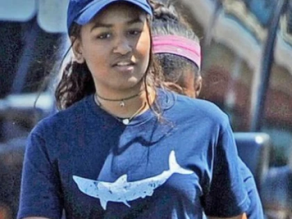 SASHA OBAMA, CHELNERIȚĂ ÎNTR-UN RESTAURANT DE FRUCTE DE MARE