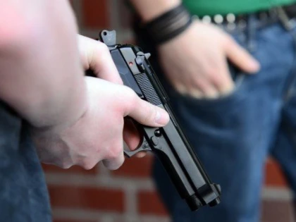 Scandal într-o familie din Sebiș. Polițiștii au împușcat un bărbat violent