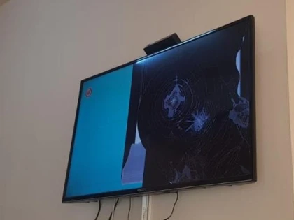 Scandal într-un bar din Arad. Un client supărat a dat cu sticla de bere în televizor