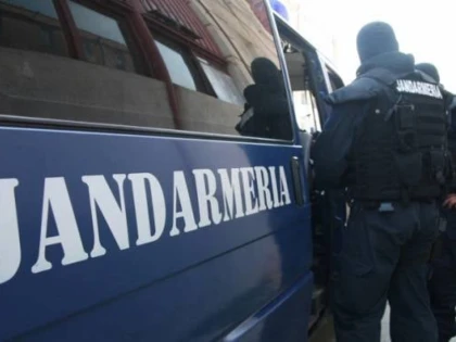 Scandal la Mall! Agenții de pază au fost amenințați cu cuțitul de un bărbat