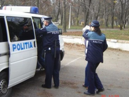 Scandal pe o terasă din Săvârșin. Un client băut a distrus mese, scaune, pahare și scrumiere