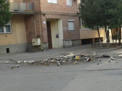 SCANDAL PE STRADA ABRUD: UN BARBAT A ARUNCAT DE LA BALCON ZECI DE GHIVECE, OALE SI STICLE