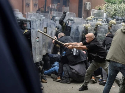 Scene de război în Kosovo. Sârbii au încercat să ocupe primăriile, soldaţii NATO au intervenit