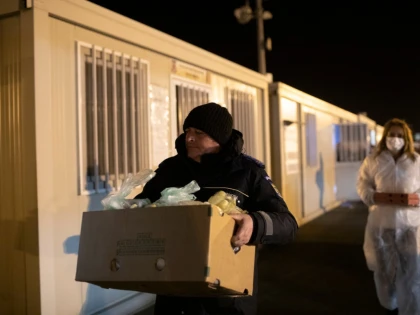 Schitul Tămand a pregătit 200 de pachete cu mâncare caldă pentru cei aflaţi la serviciu în vama Nădlac II