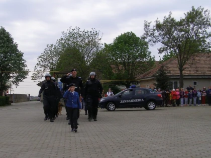”ȘCOALA ALTFEL” A DESCHIS PORȚILE JANDARMERIEI DIN ARAD