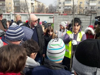 ”Școala Altfel”, marcată prin plantarea de copaci la școala Caius Iacob din Arad