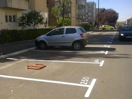 Se amenajează și numerotează locurile de parcare din Alfa, Confecţii, Vlaicu şi Micălaca