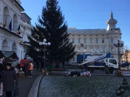 Se aprind luminile Bradului de Crăciun din fața Primăriei Arad