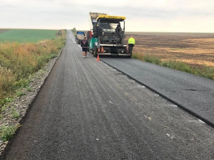 Se așterne stratul de uzură pe drumul Sânpetru German-limită județ Timiș