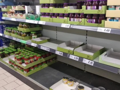 Se cumpără ca de sărbători. Teama de coronavirus a dus românii în supermarketuri