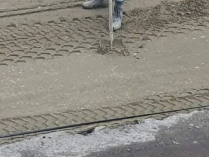Se (dez)lucrează de zor la drumul județean care trece prin Șiria. Doar Cionca e mulțumit