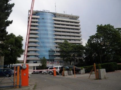 Se fac modificări la parcarea din faţa Continentalului