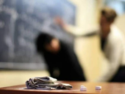 Se întâmplă în România. Învăţătoare bătută de un părinte în faţa elevilor