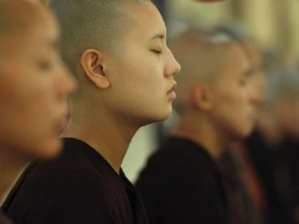Se întâmplă în Tibet! Unul dintre principalii lideri ai budismului tibetan a renunțat la monahism
