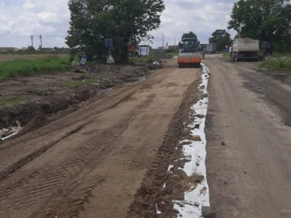 Se lucrează la fundaţia drumului Arad – Şiria
