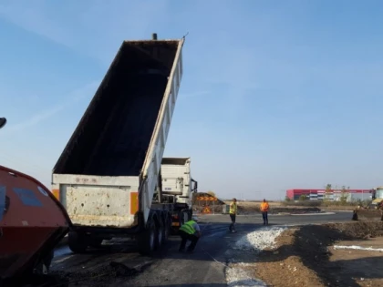 Se lucrează la sensul giratoriu dintre strada Cometei din Grădiște și Centura Aradului