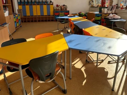 Se schimbă mobilierul vechi de 40 de ani, în 17 școli din județul Arad