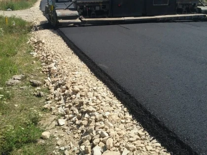 Se toarnă al doilea strat de asfalt pe drumul județean Sânmartin-Șimand