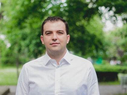 Sebastian Bulumac scoate gunoiul din Filarmonică la suprafață. Și pute rău a PNL (despre familii care învârt bani, despre Centrul Municipal de Cultură etc)