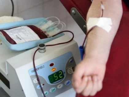 Șefa PNL Polivalentă donează plasmă şi „multe gânduri bune pentru cei care suferă“