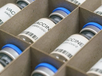 Șeful centrului de vaccinare Ineu a scăpat doar cu avertisment, după ce 18 doze de ser Pfizer au ajuns la gunoi