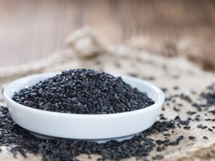 Seminţele negre de susan bune pentru sănătatea pielii şi părului