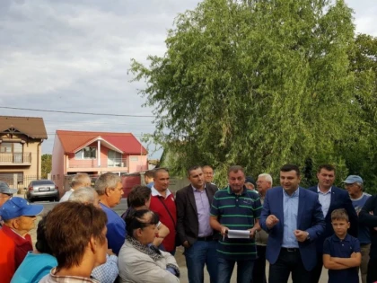 Sergiu Bîlcea e în campanie, în loc să asfalteze drumurile pline de gropi ale judeţului