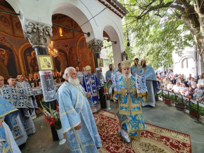 Sfânta Liturghie Arhierească în ziua de praznic la Mănăstirea Hodoș-Bodrog a fost oficiată de doi ierarhi
