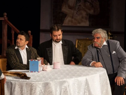Sfârșitul anului vine cu o comedie de mare succes, la teatru