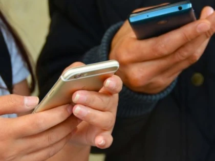 Și-a amenințat iubita și i-a „confiscat“ telefonul
