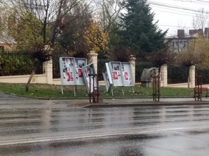 Și-a pus pata pe panourile de reclame și dispozitivele de blocare a parcărilor