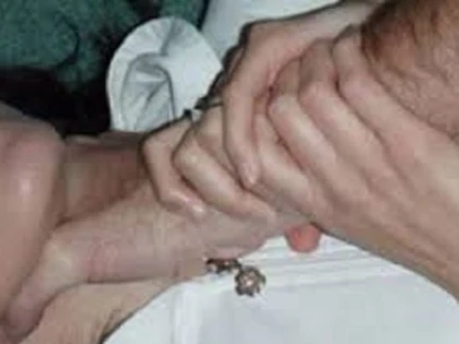 Și-a scos propria mamă afară din casă, lovind-o cu palmele peste față
