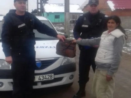 Și-a uitat poșeta pe pervazul unui magazin, iar după câteva ore jandarmii i-au dus-o acasă